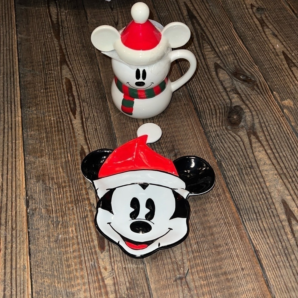 DISNEY Christmas Mickey Mouse snowman mug and Santa plate set!